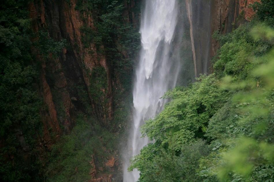 穿越荒野,征服山河,东风挑战者四驱越野房车让你畅享自由的旅程